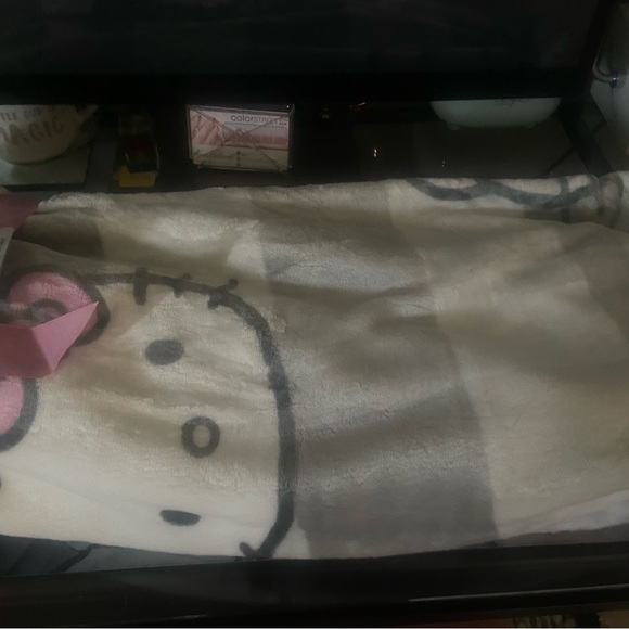 Hello Kitty Blanket - Picture 5 of 8